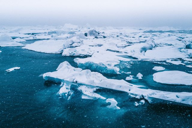 北極でマイクロプラスチックが見つかる（イメージ）