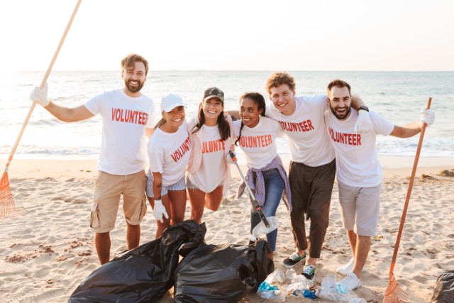 アイキャッチ：プラスチックごみを有効活用！世界の面白い取組みをご紹介
