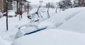 異常気象：雪かきが必要な豪雪のイメージ