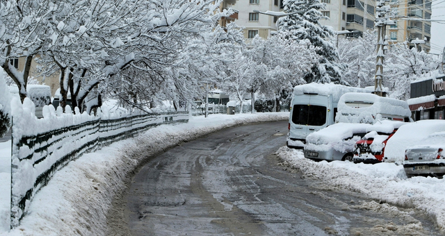 冬に雪が積もり、滑りやすい様子の街