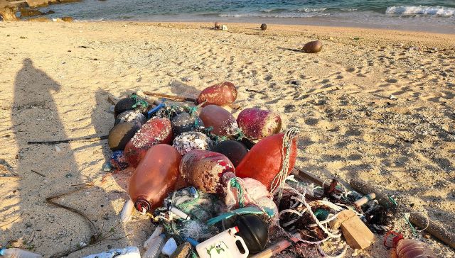 海岸に漂着した大量の漁具（漁業系プラスチックごみ）