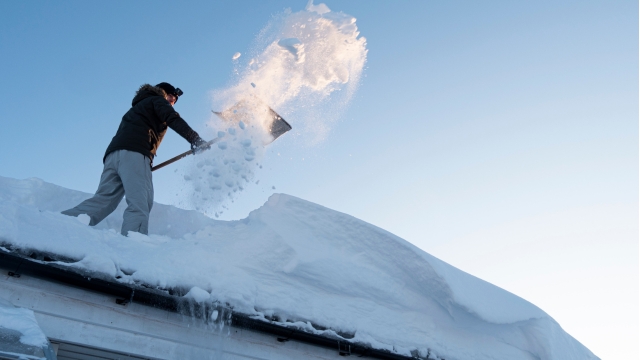 屋根の雪下ろしイメージ